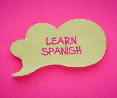 the words Learn spanish on a post it note